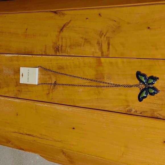 NWT Enamel Beautiful Butterfly Necklace - Picture 5 of 8